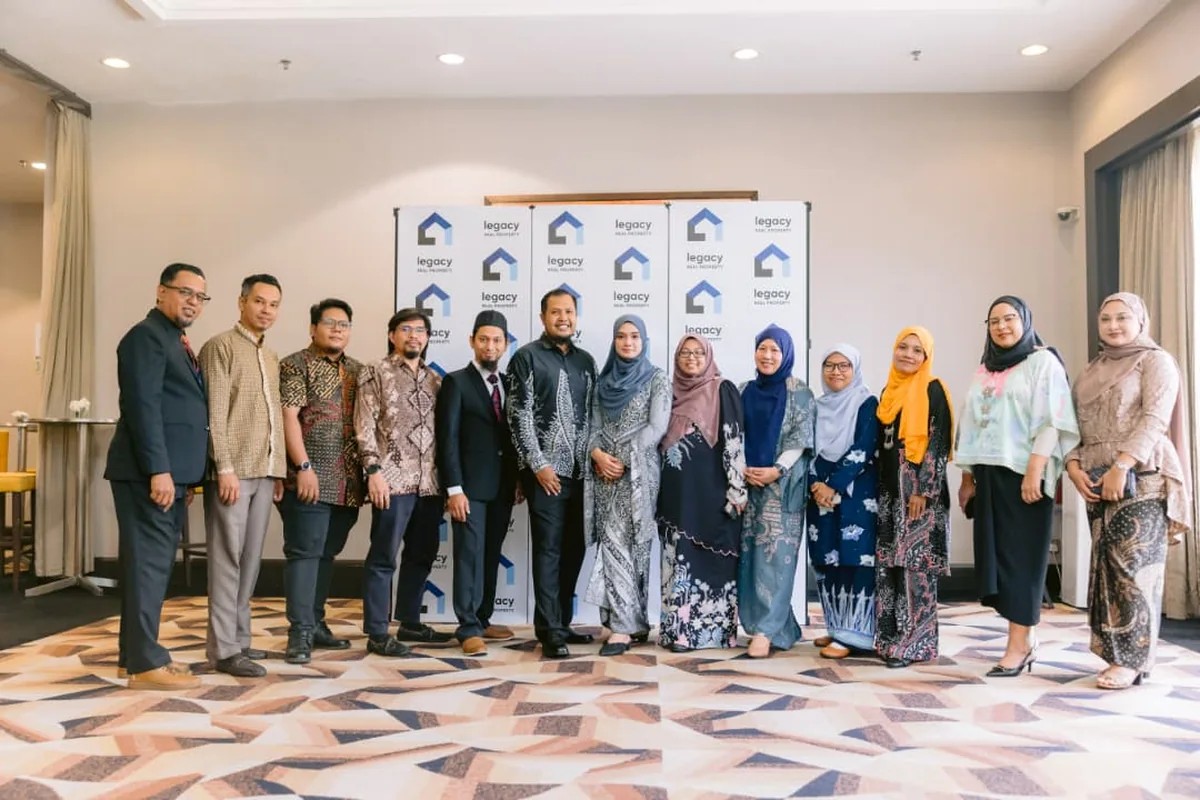 Rusydan Mohamad Khir bersama pasukan Legacy Real Property Ipoh