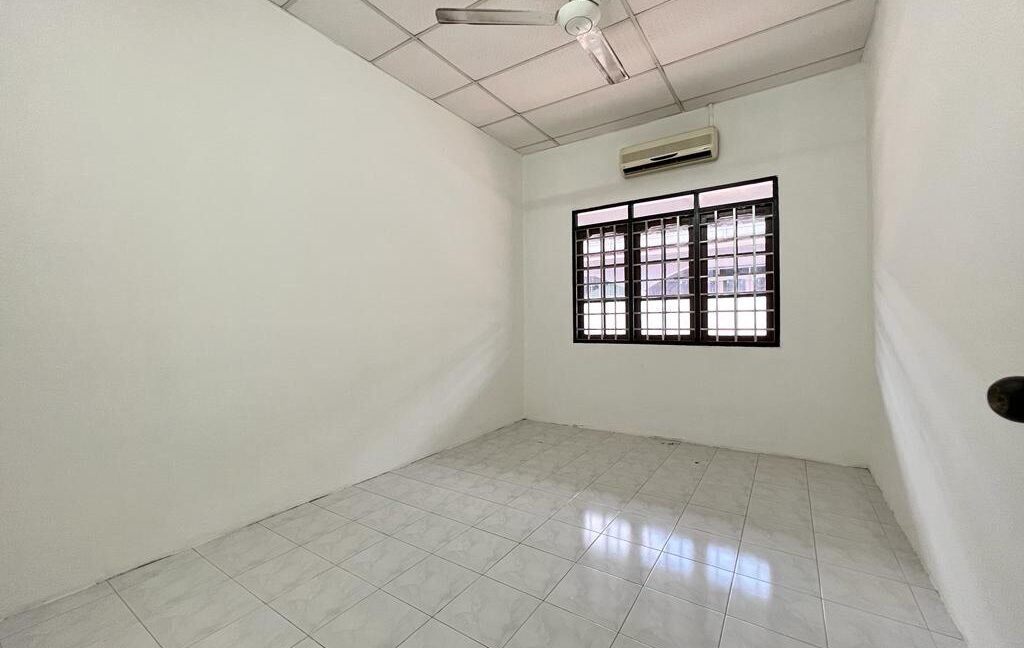 (Facing Open) Rumah Semi D Untuk Dijual Di Taman Fasa 2J Manjung Perak (7)
